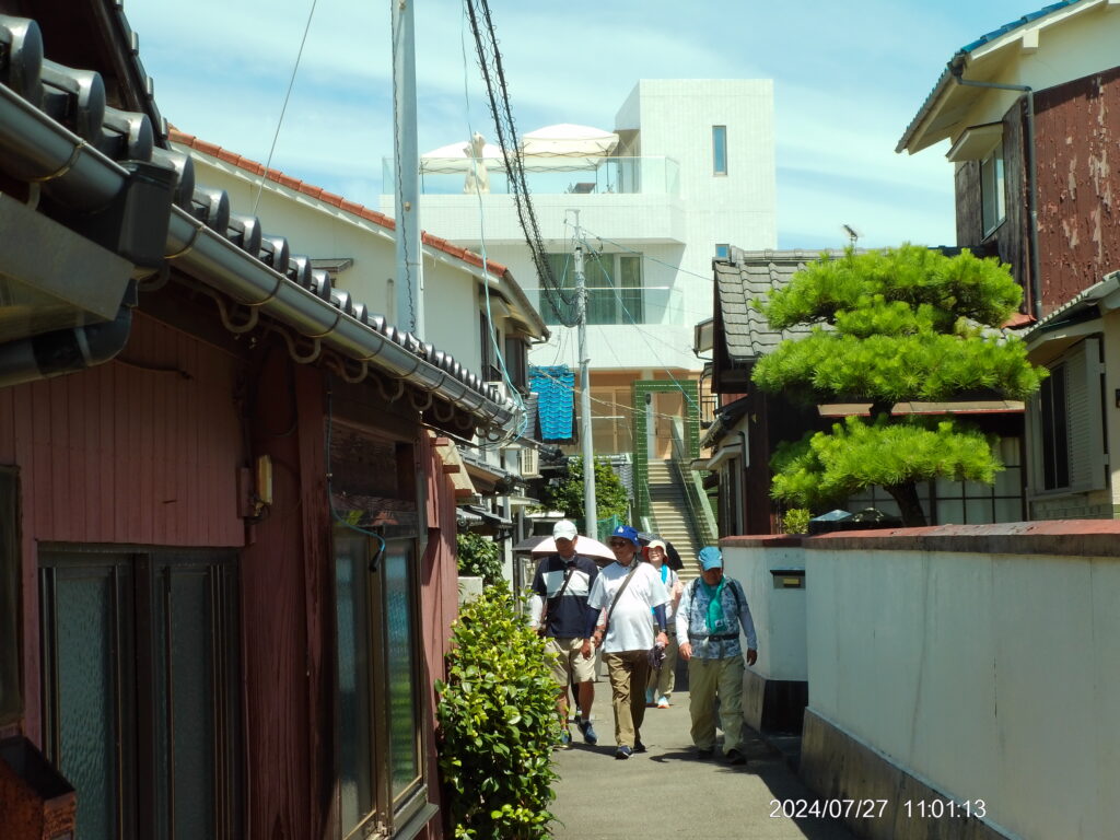 路地を抜けて